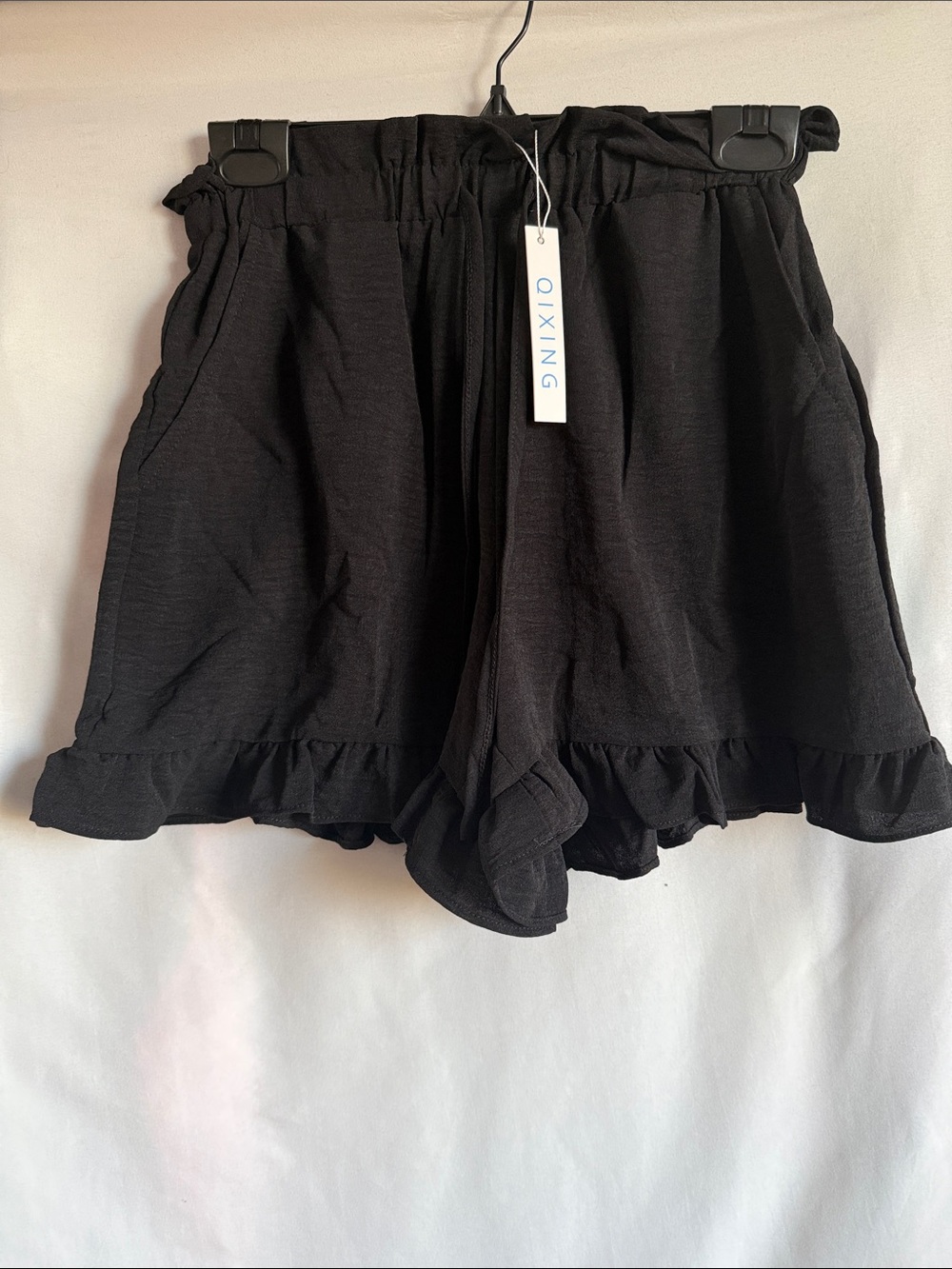 Qixing Black High-Waist Ruffle Hem Shorts